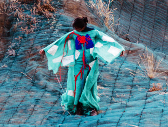 A woman dances on the Blindtext