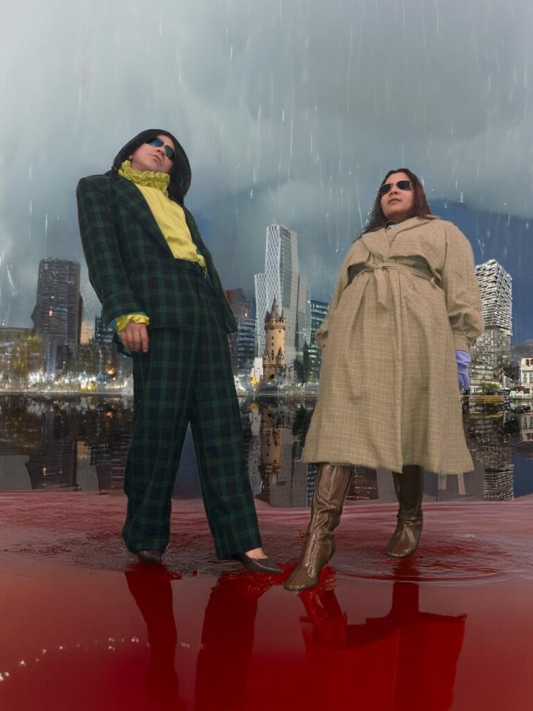 In einer Collage lehnen sich zwei Personen im Regen vor der Skyline von Frankfurt zurück. Eine Person trägt einen karierten Anzug und ein gelbes Rüschenhemd, die andere ein Trechcoat und hohe Stiefel.