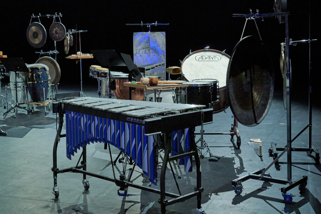 Instrumente stehen auf einer Bühne - Xylophon, Pauke, Bongos, Becken etc.
