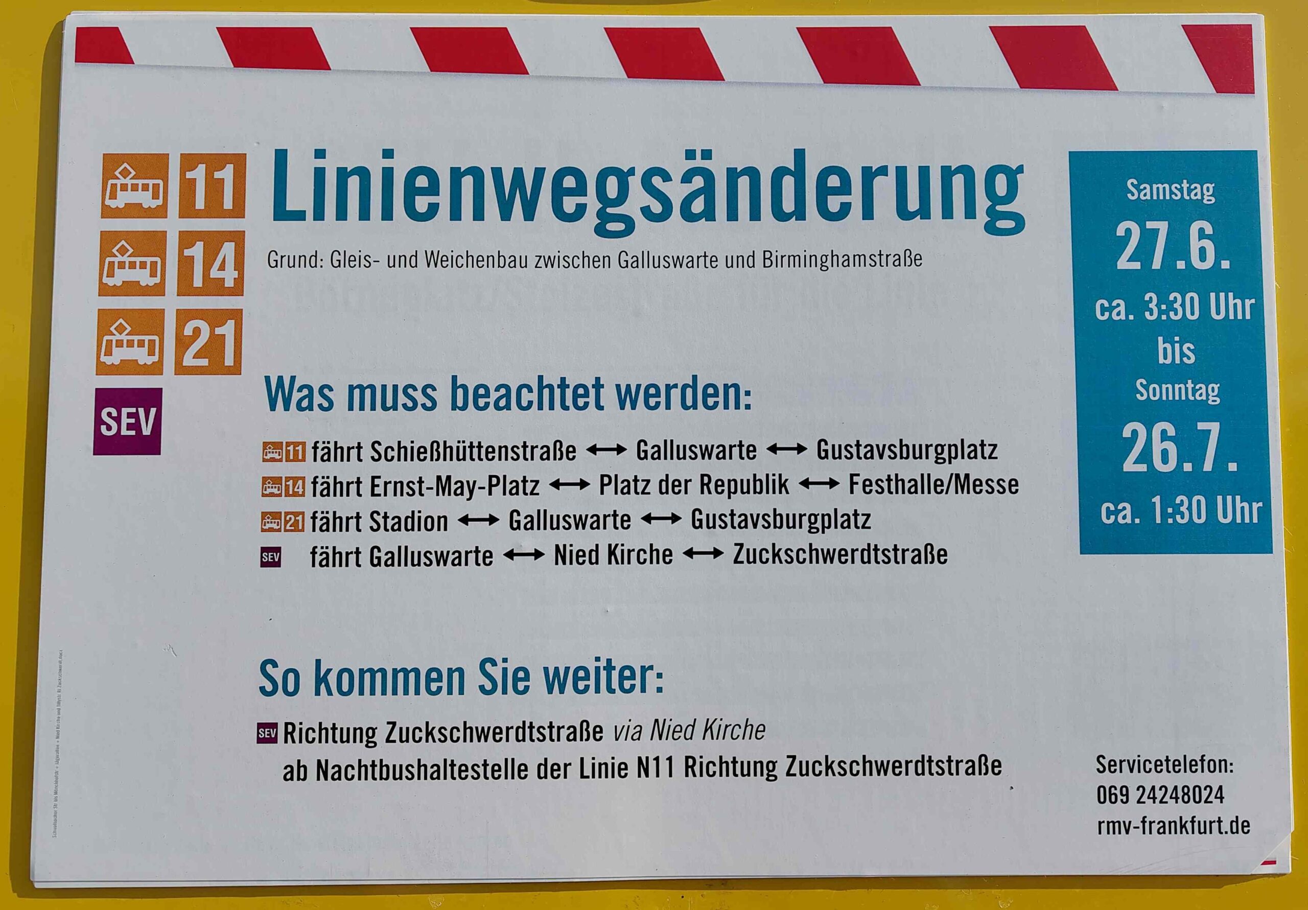 Warnschild mit der Information, dass Linien 11, 14 und 21 am Samstag, 27.6. nicht die Station Mönchhofstraße anfahren. Bitte ab Station Galluswarte den Schienenersatzverkehr nehmen.