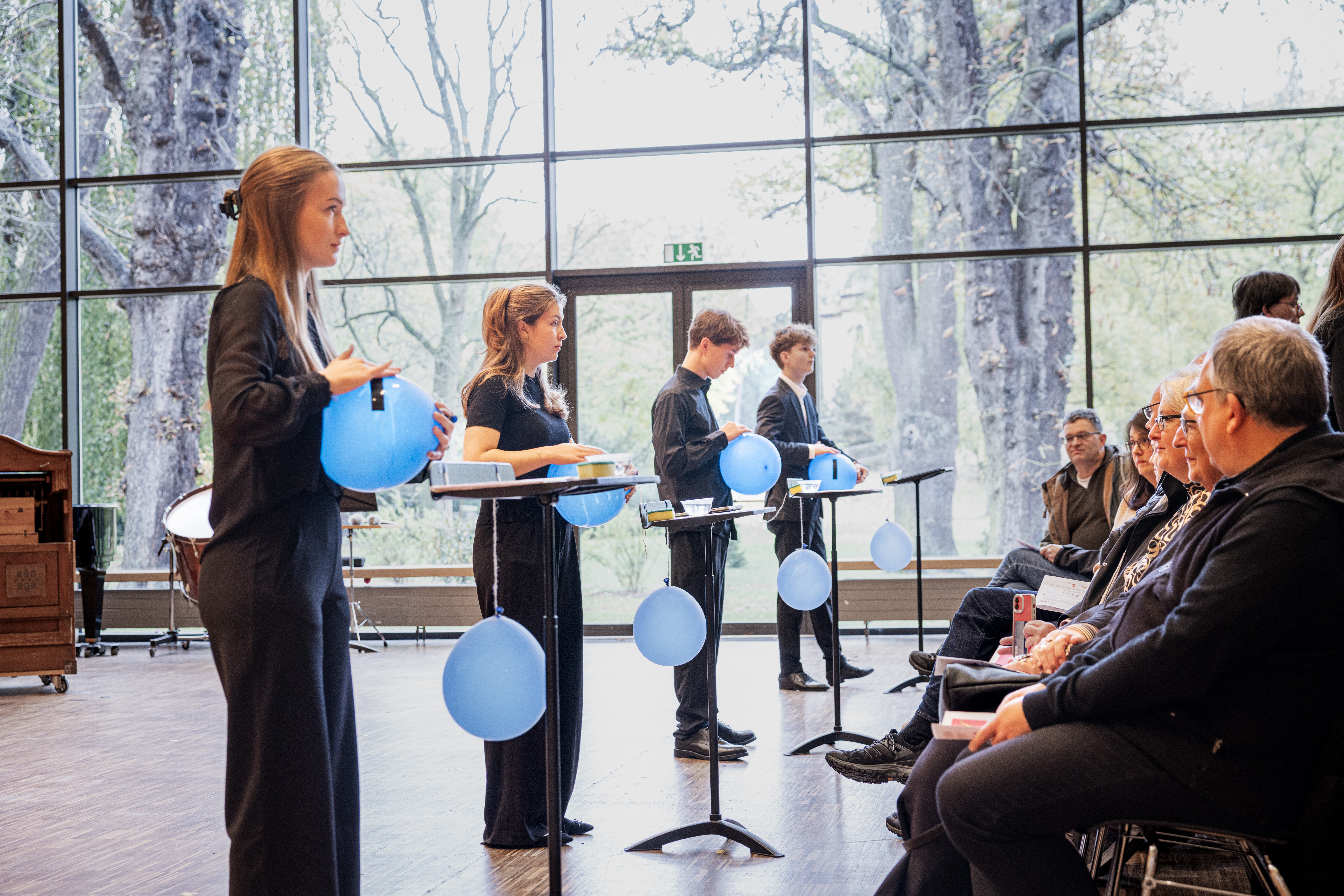 Junge Musiker*innen musizieren mit Luftballons