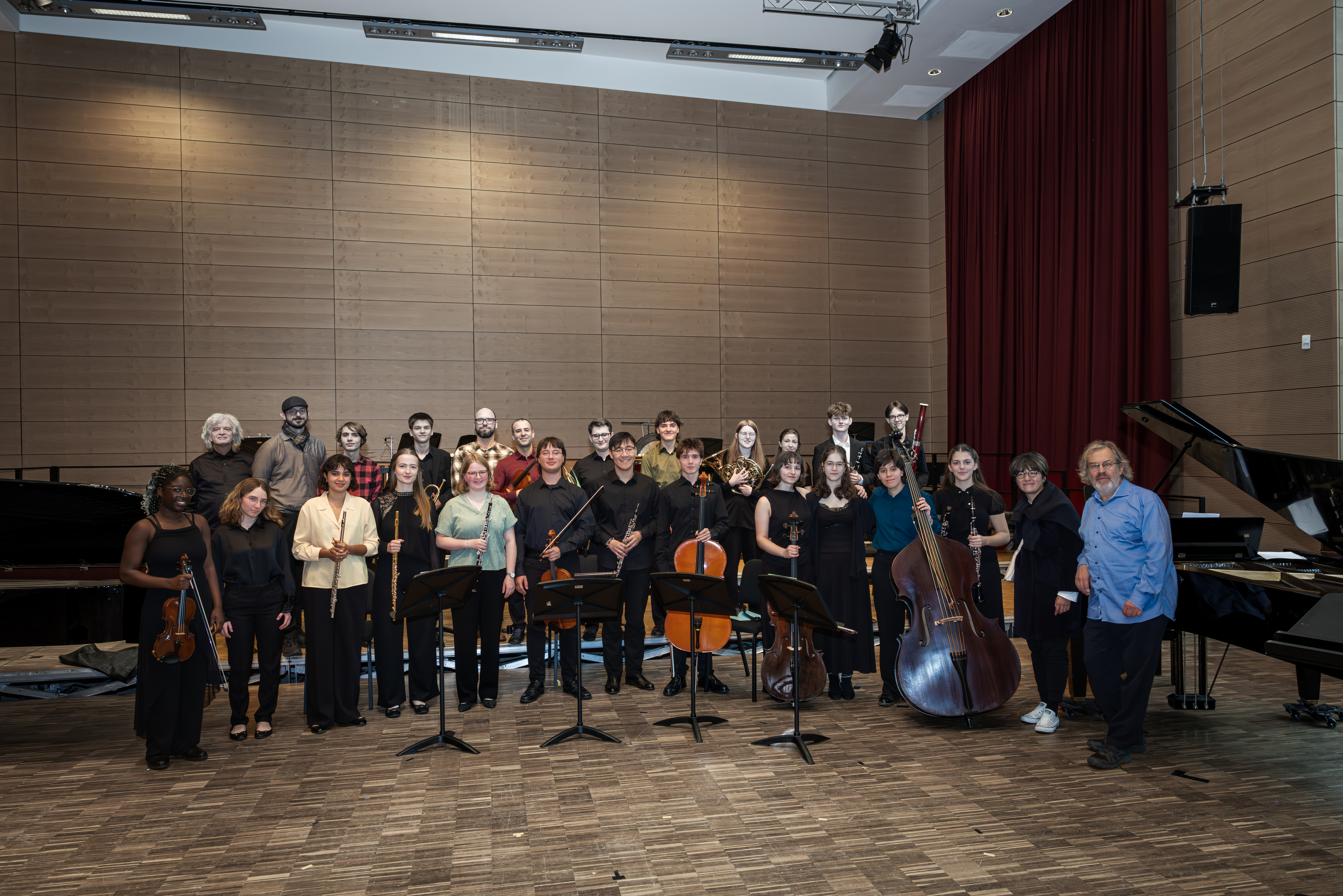 Gruppenfoto mit den jungen Musiker*innen und ihren Instrumenten