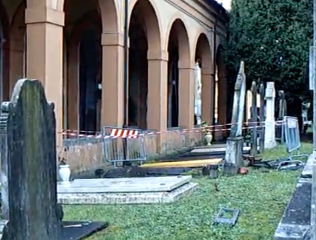 Zu sehen ist ein Friedhof am hellichten Tag.