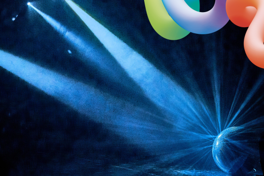 Drei blaue Scheinwerfer leuchten durch Nebel auf eine Discokugel, die das Licht in viele Richtungen reflektiert.