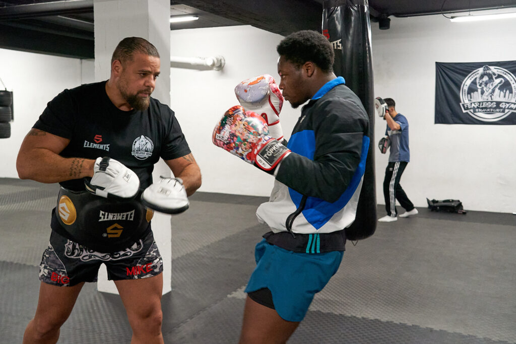 Zwei boxende Personen in einem Trainingsraum