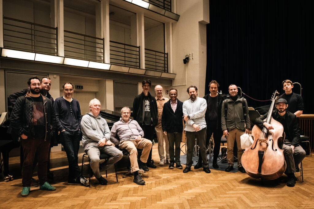 Auf dem Gruppenbild sind das Ensemble Modern und die NDR Bigband zu sehen