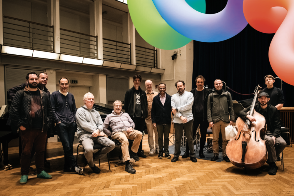 Gruppenbild mit Musikern des Ensemble Modern und der NDR Bigband