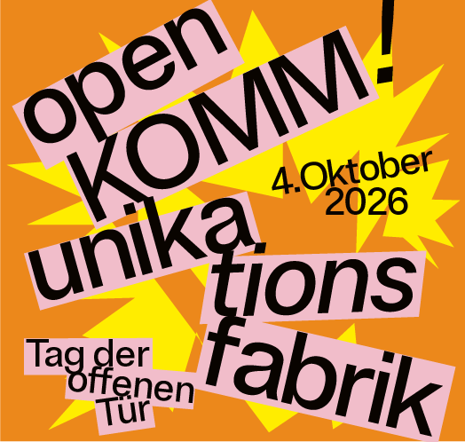Werbeplakat open Kommunikationsfabrik. Ein grafisch gestaltetes Plakat auf dem der dynamisch angeordnete Titel und im Hintergrund eine blitzartige Grafik zu sehen ist.