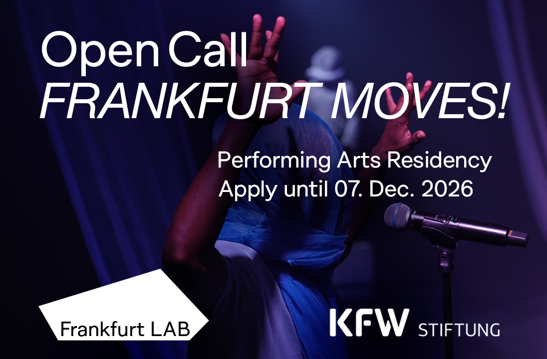Ein Mensch mit nach oben gereckten Armen, im Hintergrund noch eine weitere Person. Darauf der Text: Open Call Frankfurt Moves! Performing Arts Residency. Apply until 07. December 2026.